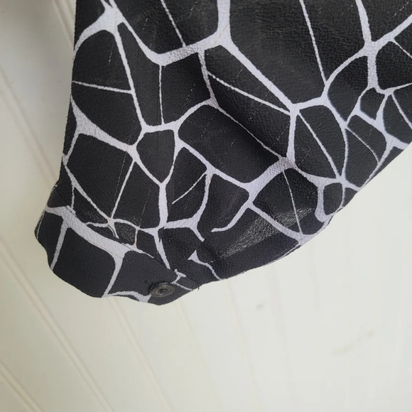 Jennifer Lopes Women’s Top Blouse Animal Print Black White Gold Print V-Neck M - Picture 15 of 16